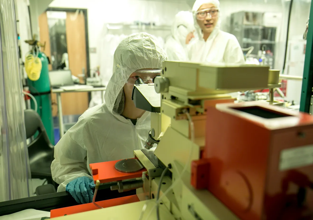 Undergraduate research on quantum science