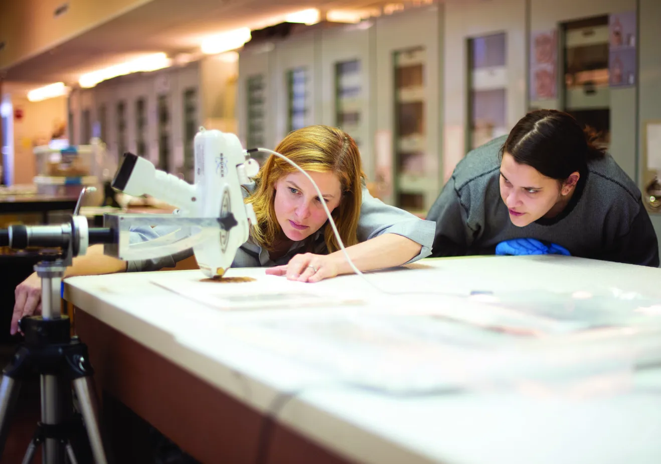 Catherine Matsen ’97, a conservation scientist at Winterthur Museum, with Maggie Zeile ’20 working in the lab for the Textiles in Context 360° course cluster. textiles
