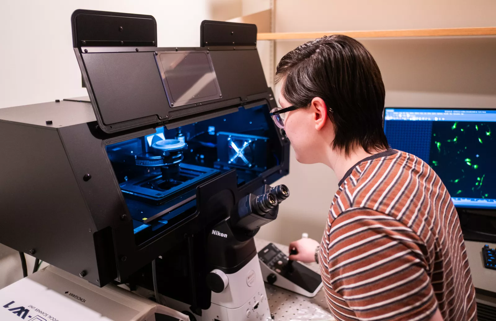 Kyle Bledsoe uses the new confocal microscope