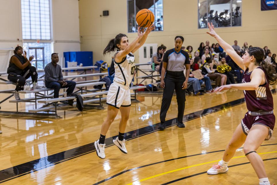 Cameron Richter passing a basketball