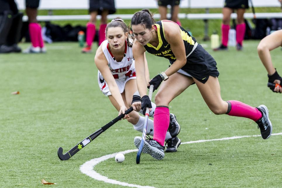 Eva Yacura playing field hockey.