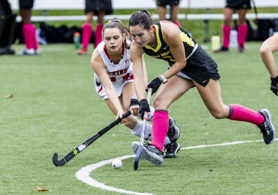 Eva Yacura playing field hockey.