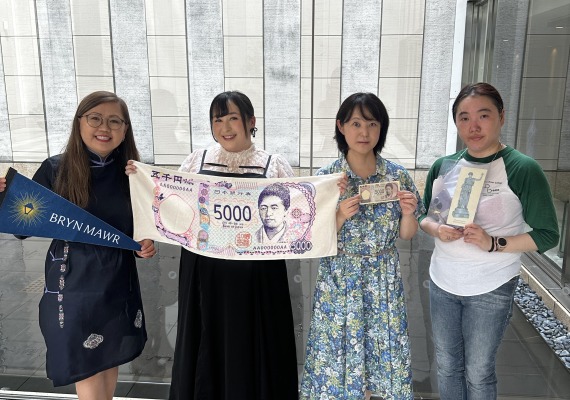 A group of alums with the new Tsuda bank note.