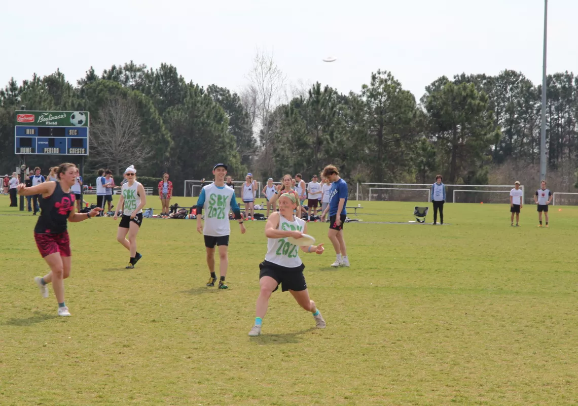 students playing ultimate frisbee