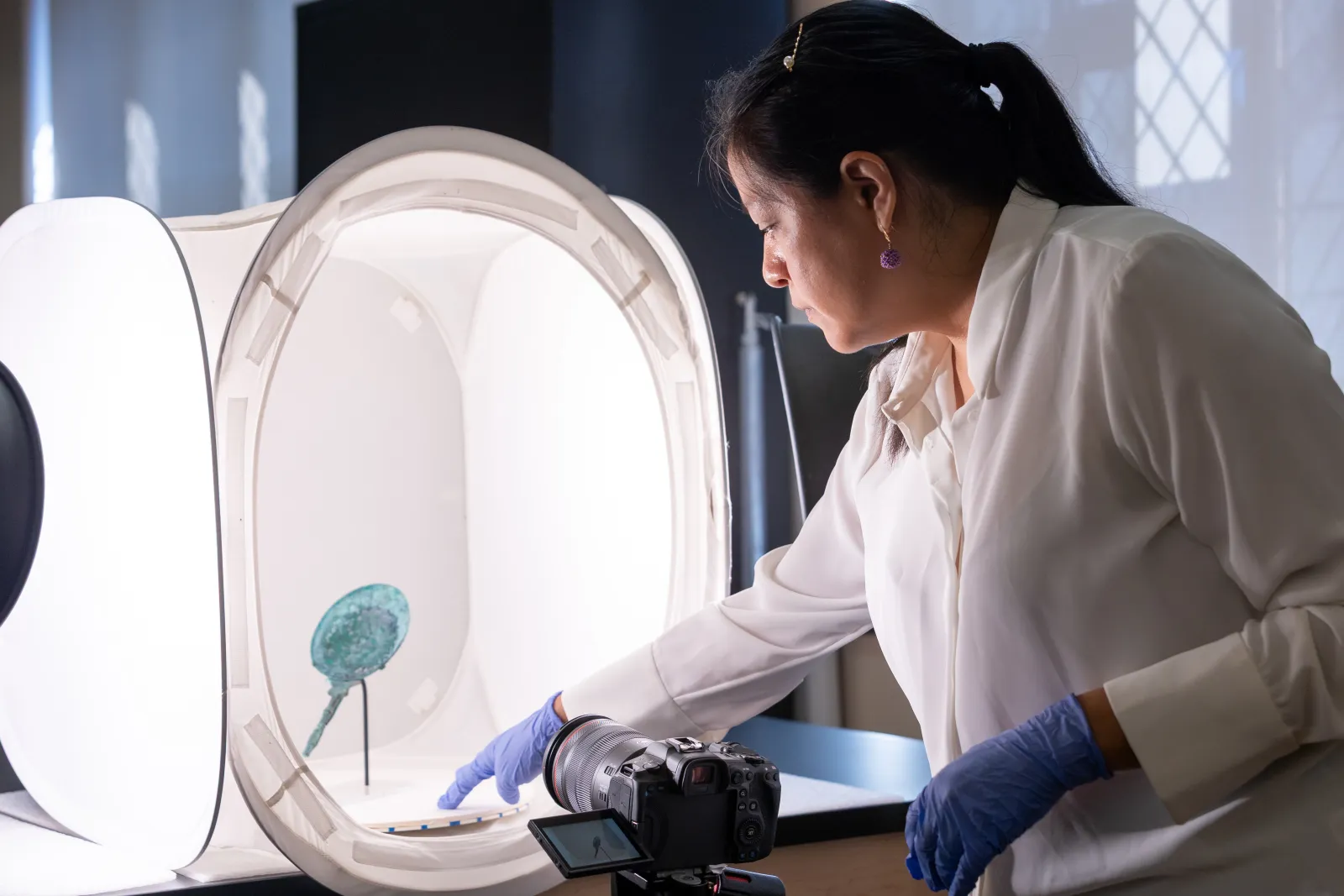 Illizt Castillo positions an Etruscan mirror for digital imaging.